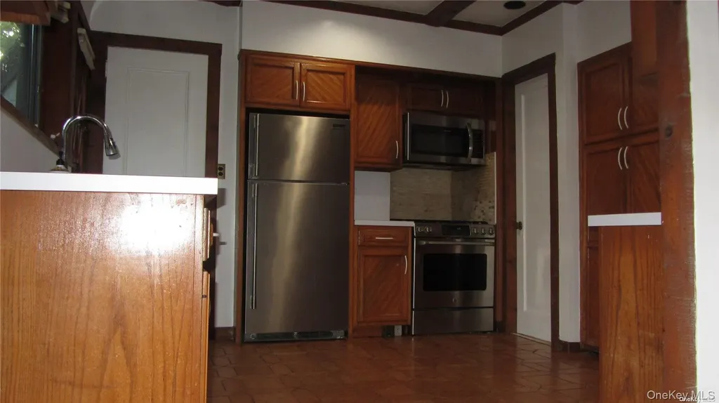 100 Hicks Lane Great Neck NY 11024