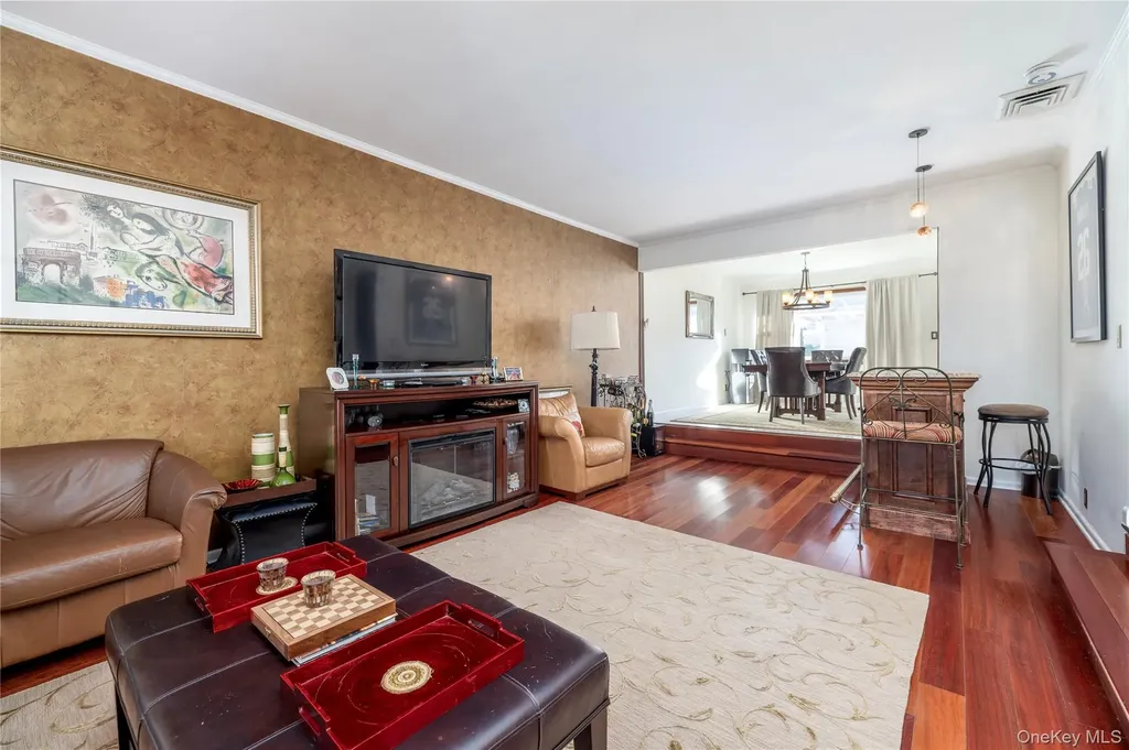 136 Greenway Road Lido Beach NY 11561