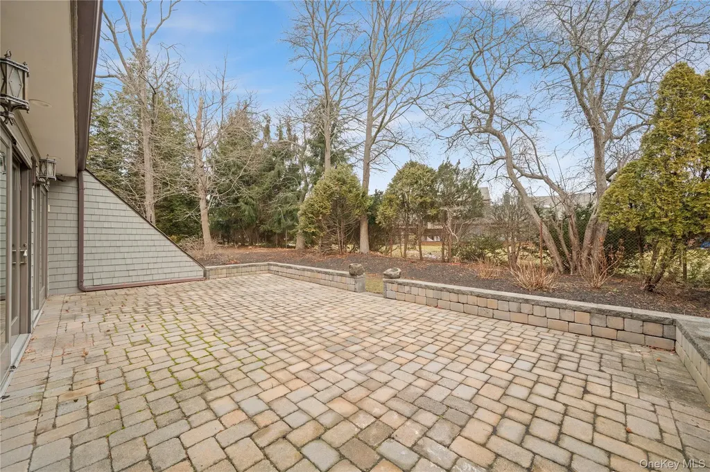 31 Admirals Drive E Bay Shore NY 11706