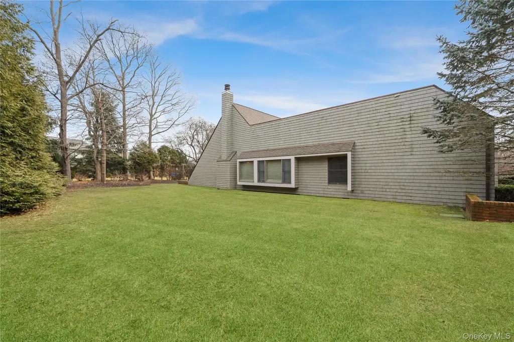 31 Admirals Drive E Bay Shore NY 11706