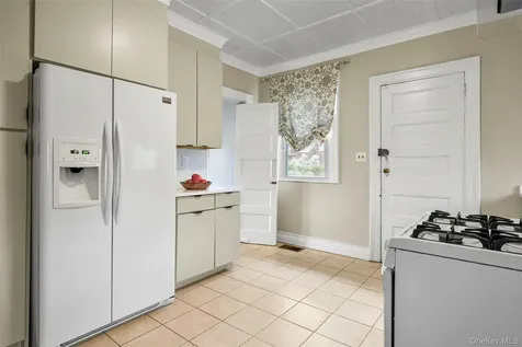 8 The Serpentine New Rochelle NY 10801