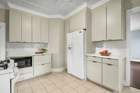 8 The Serpentine New Rochelle NY 10801