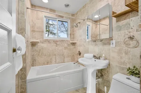 8 The Serpentine New Rochelle NY 10801
