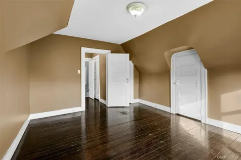 8 The Serpentine New Rochelle NY 10801