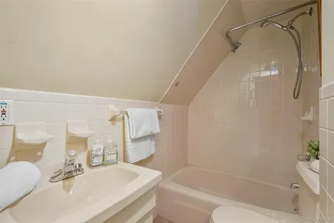 8 The Serpentine New Rochelle NY 10801