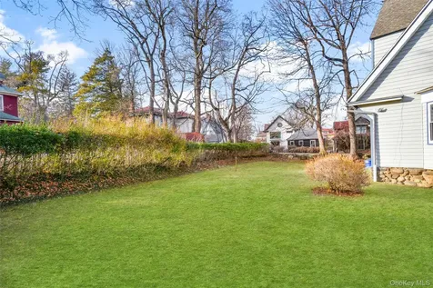 8 The Serpentine New Rochelle NY 10801