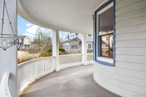 8 The Serpentine New Rochelle NY 10801