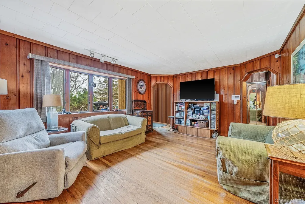 1432 Gardiner Drive Bay Shore NY 11706