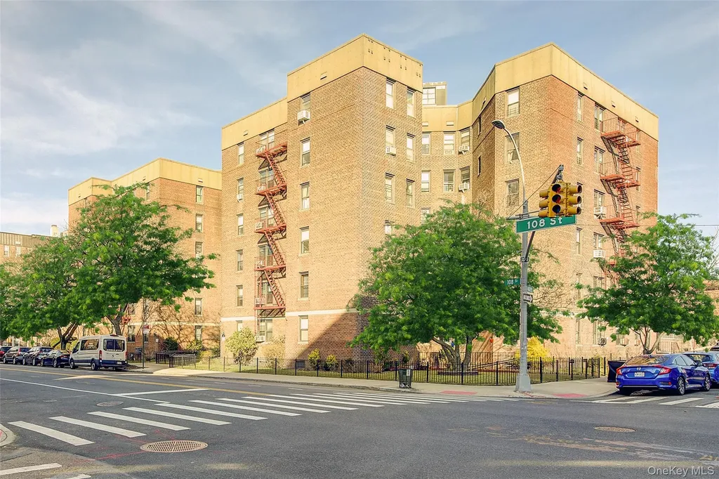 65-35 108th Forest Hills NY 11375