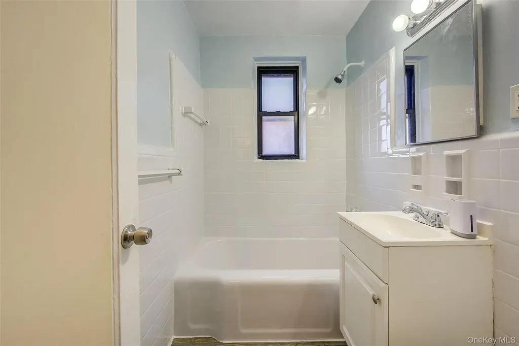 65-35 108th Forest Hills NY 11375