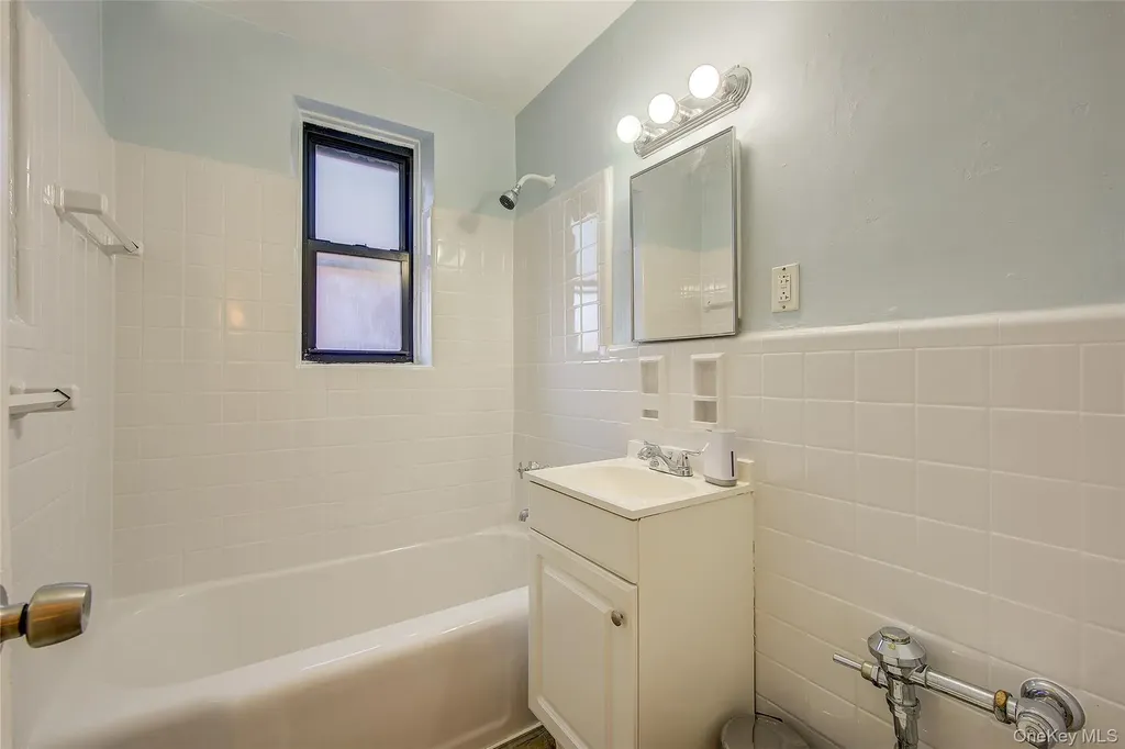 65-35 108th Forest Hills NY 11375