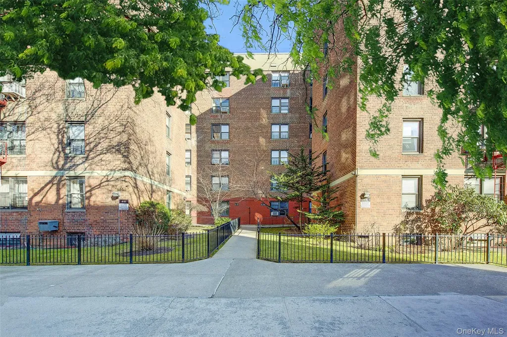 65-35 108th Forest Hills NY 11375