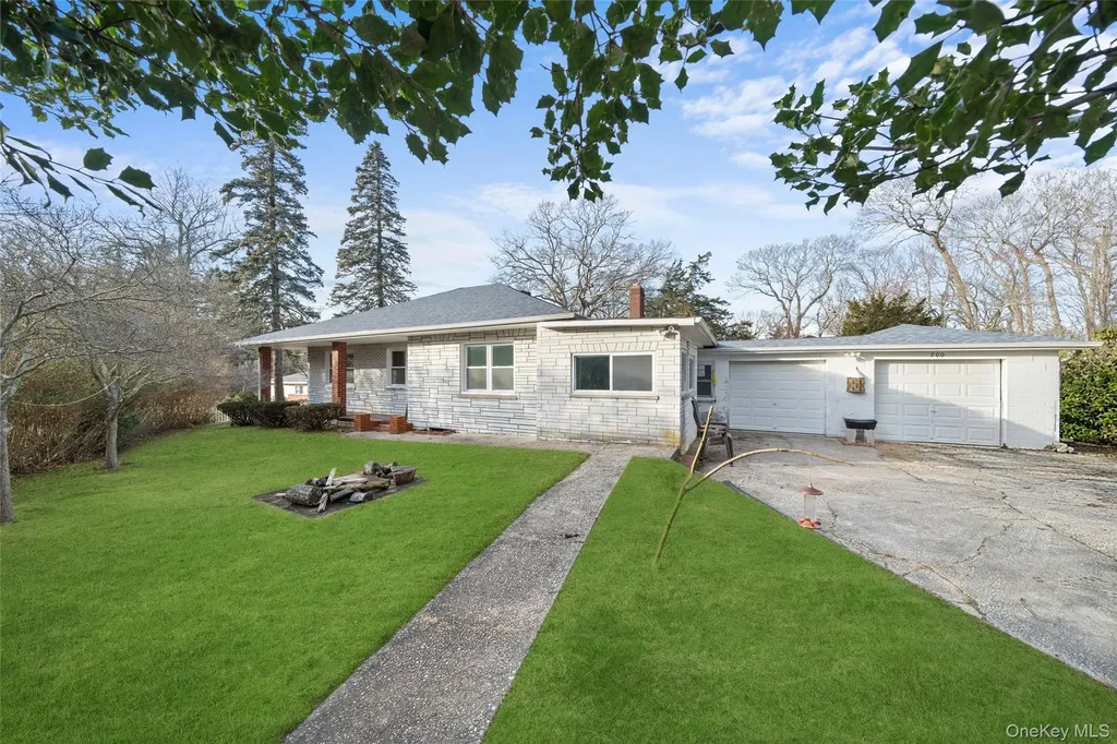 200 N Side Road Wading River NY 11792