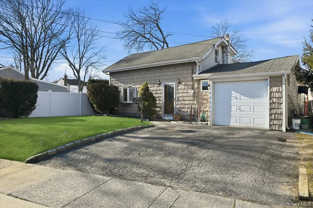 2522 Hewlett Lane Bellmore NY 11710