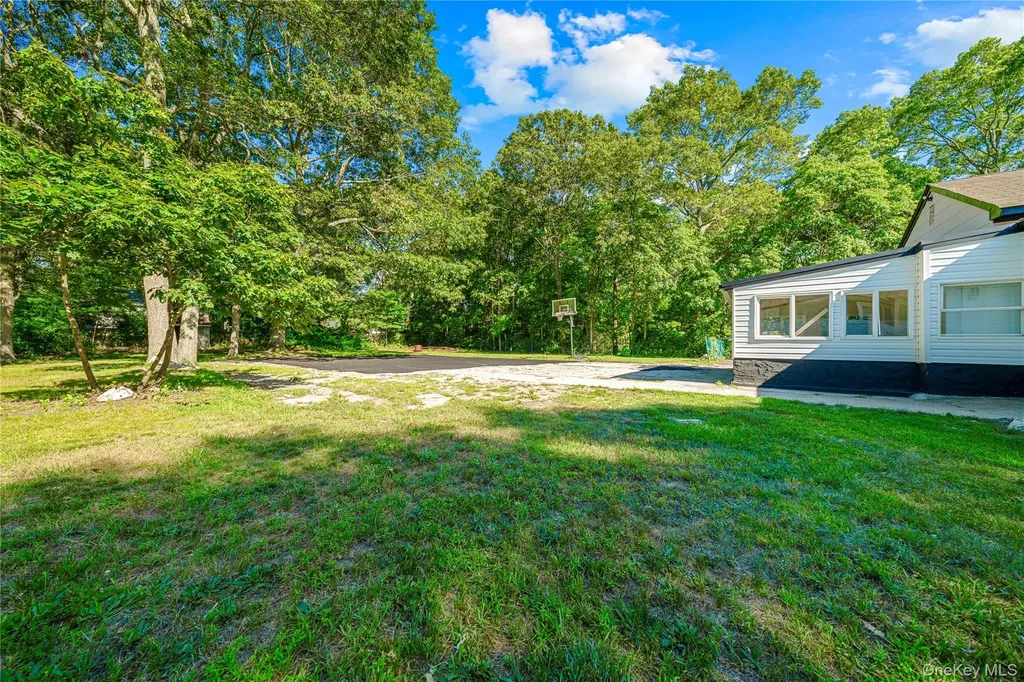 188 W End Avenue Shirley NY 11967