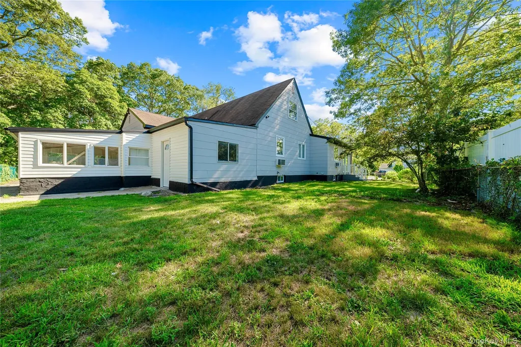 188 W End Avenue Shirley NY 11967