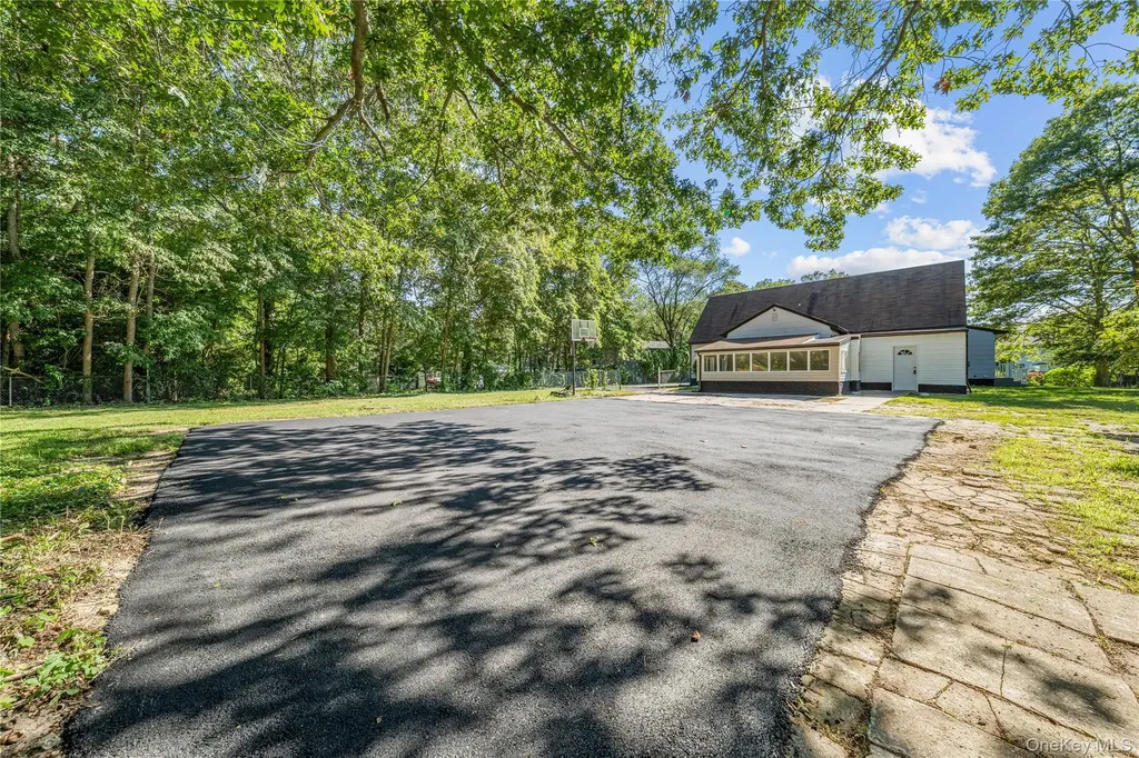 188 W End Avenue Shirley NY 11967