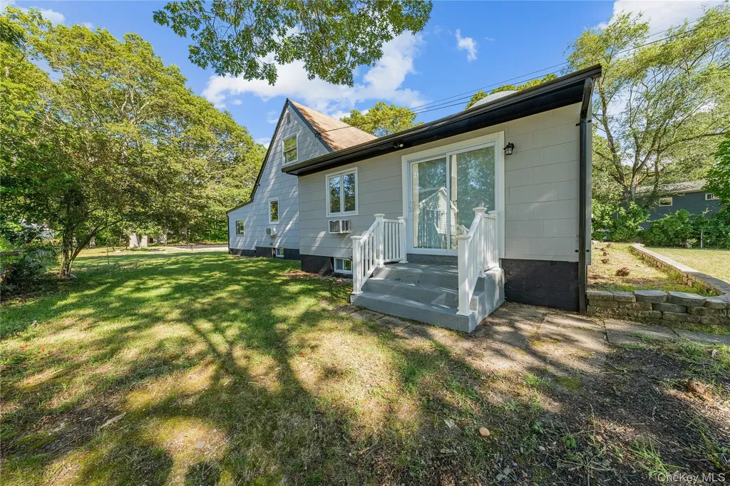 188 W End Avenue Shirley NY 11967