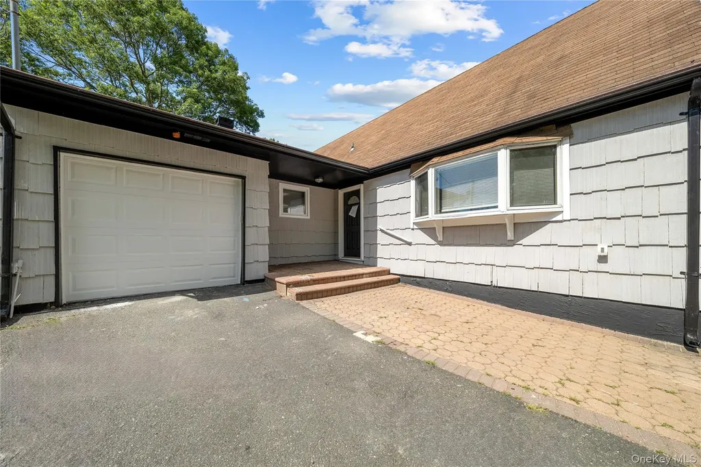 188 W End Avenue Shirley NY 11967
