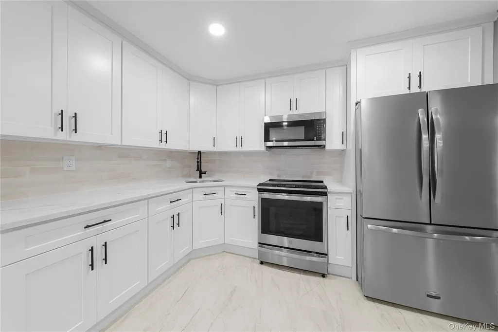 188 W End Avenue Shirley NY 11967