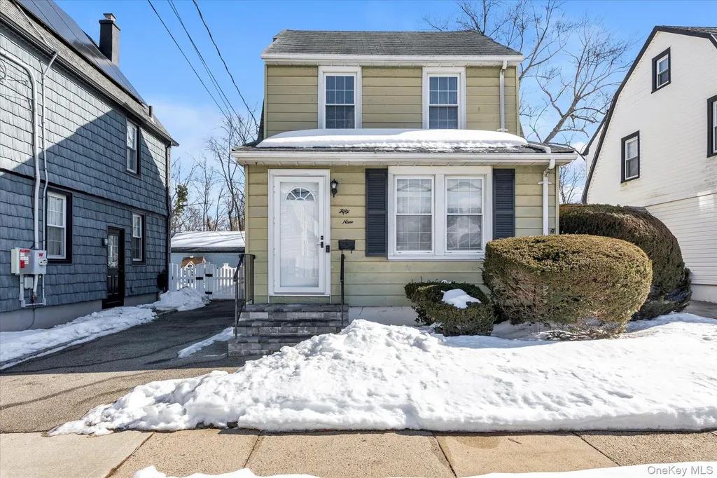 59 Stratford Avenue Williston Park NY 11596