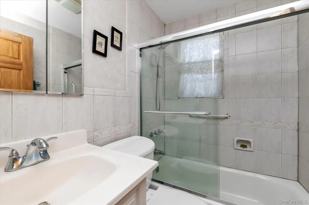59 Stratford Avenue Williston Park NY 11596