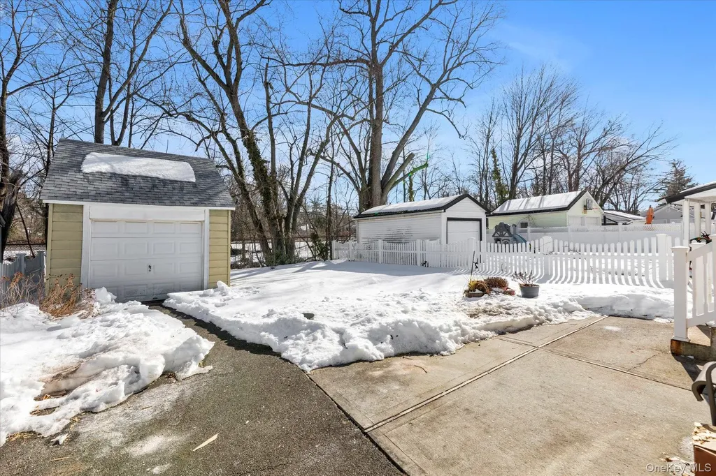 59 Stratford Avenue Williston Park NY 11596