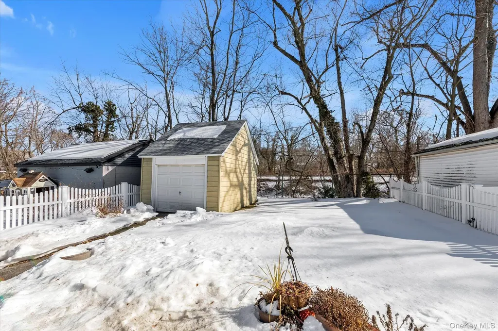 59 Stratford Avenue Williston Park NY 11596