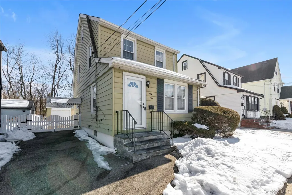 59 Stratford Avenue Williston Park NY 11596