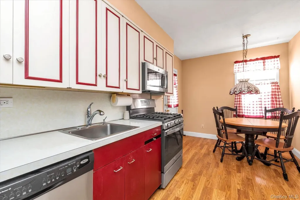 59 Stratford Avenue Williston Park NY 11596