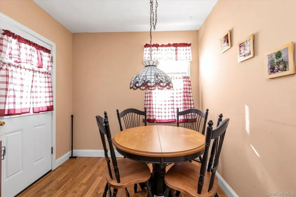 59 Stratford Avenue Williston Park NY 11596