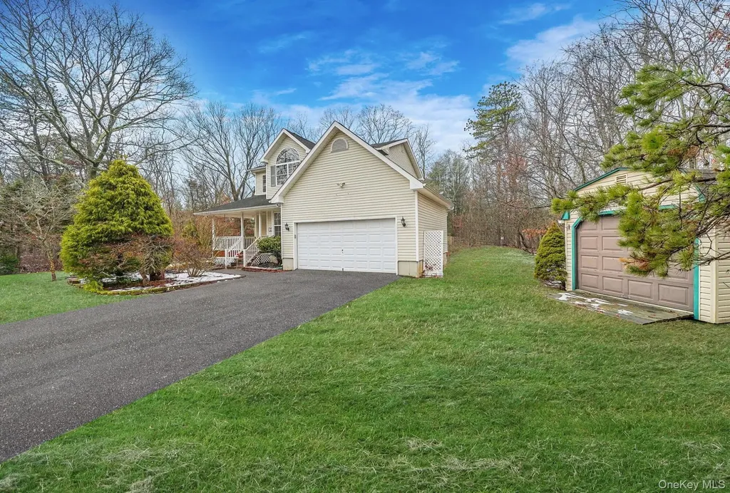 22 Wright Road Manorville NY 11949