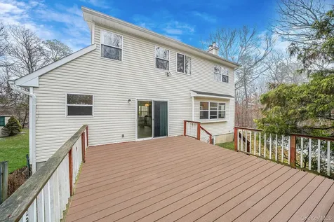 22 Wright Road Manorville NY 11949