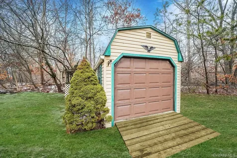 22 Wright Road Manorville NY 11949