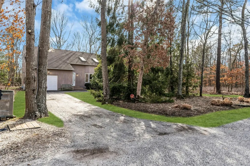 23 Bellows Terrace Hampton Bays NY 11946