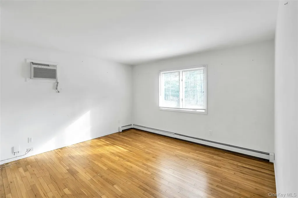 23 Bellows Terrace Hampton Bays NY 11946