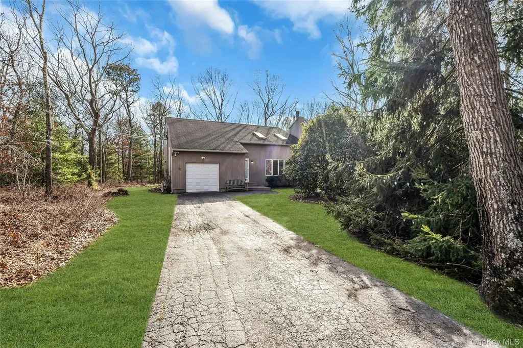 23 Bellows Terrace Hampton Bays NY 11946