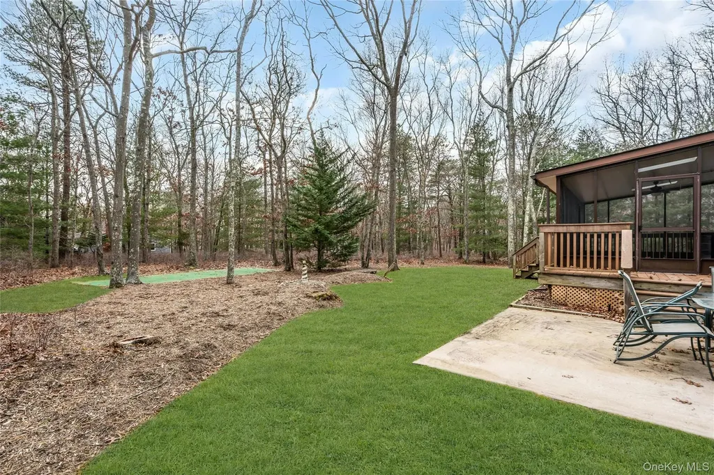 23 Bellows Terrace Hampton Bays NY 11946