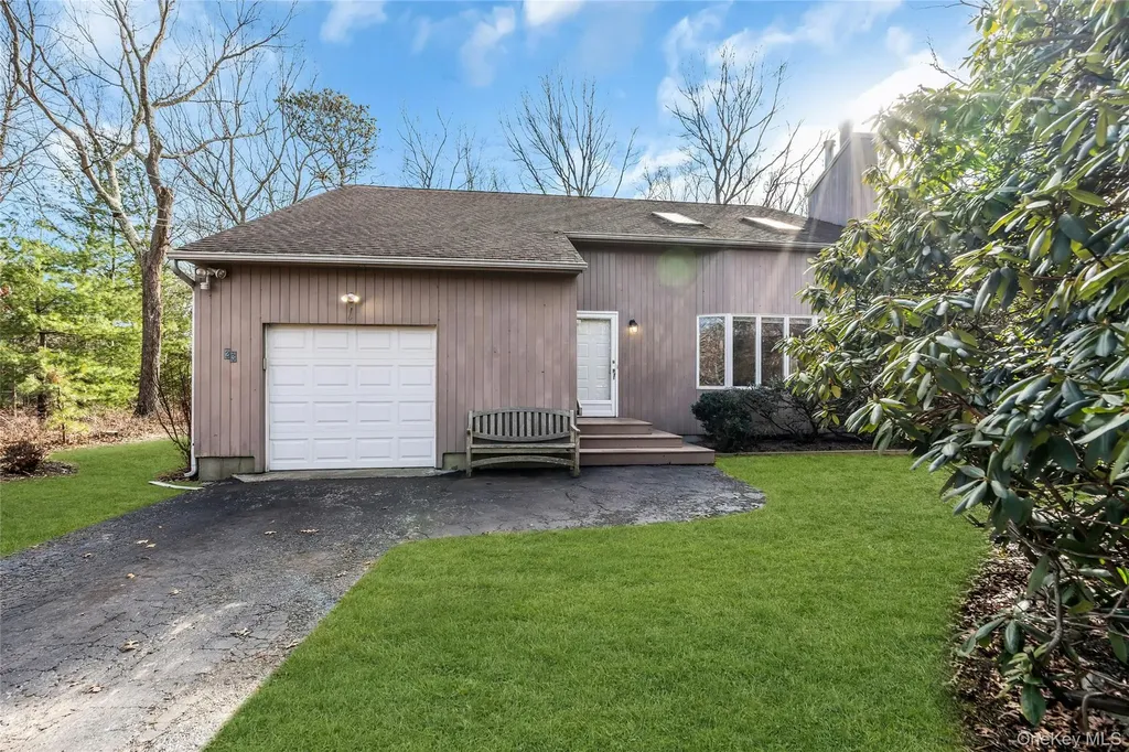 23 Bellows Terrace Hampton Bays NY 11946