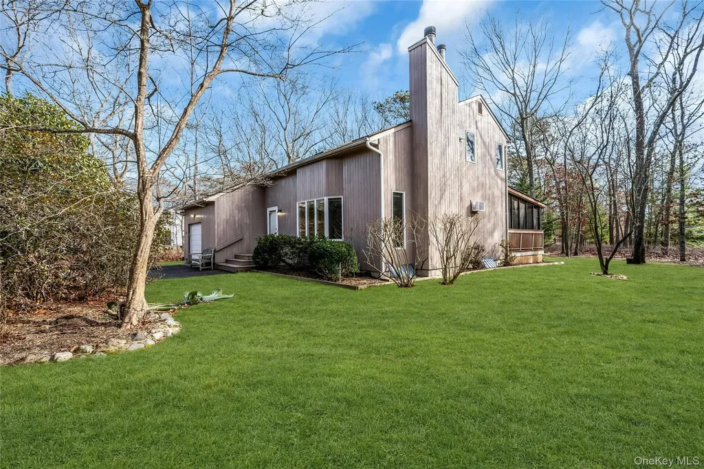 23 Bellows Terrace Hampton Bays NY 11946