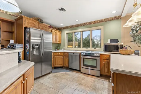 66 Davison Lane E West Islip NY 11795