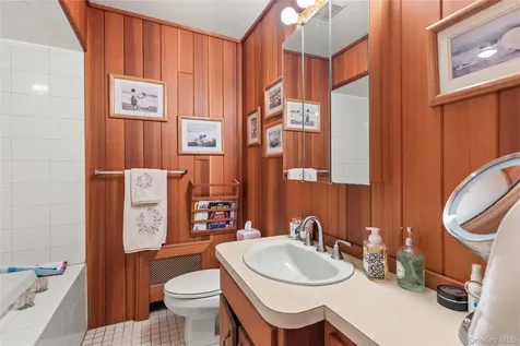 66 Davison Lane E West Islip NY 11795