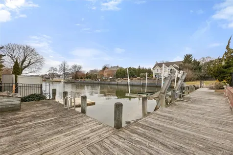 66 Davison Lane E West Islip NY 11795