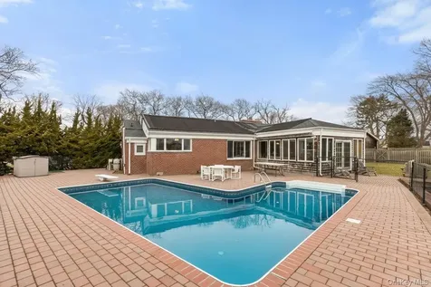 66 Davison Lane E West Islip NY 11795