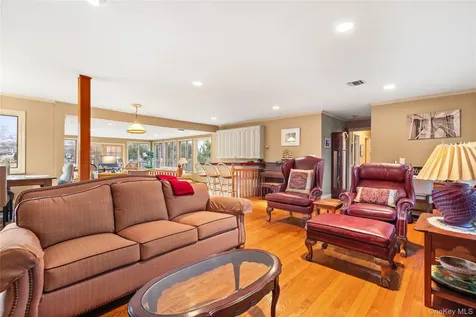 66 Davison Lane E West Islip NY 11795