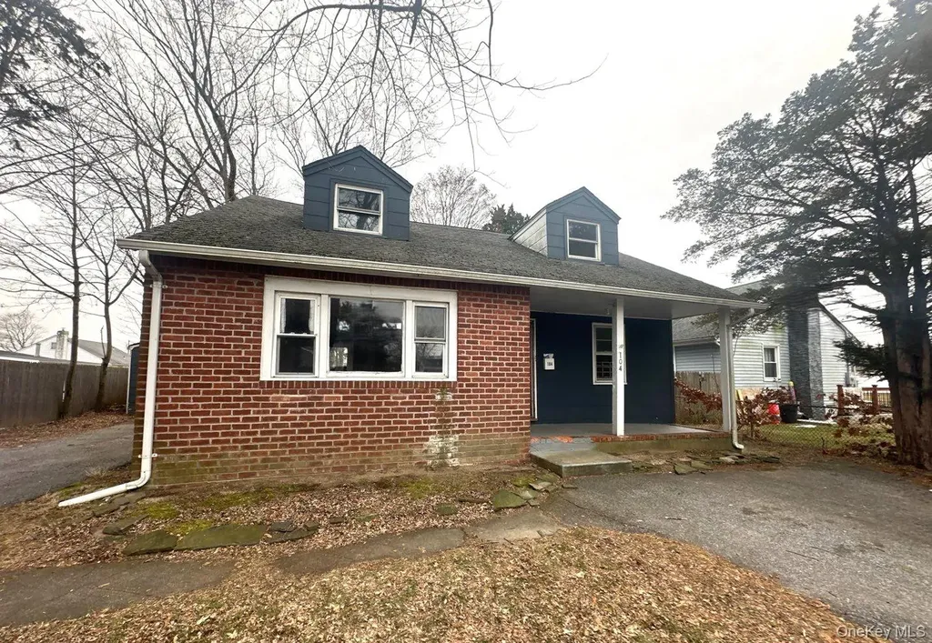 104 Weeks Road North Babylon NY 11703