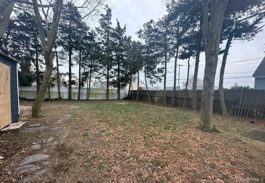 104 Weeks Road North Babylon NY 11703