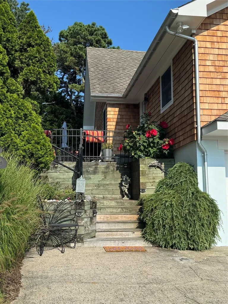 2 W Hillover Road Hampton Bays NY 11946