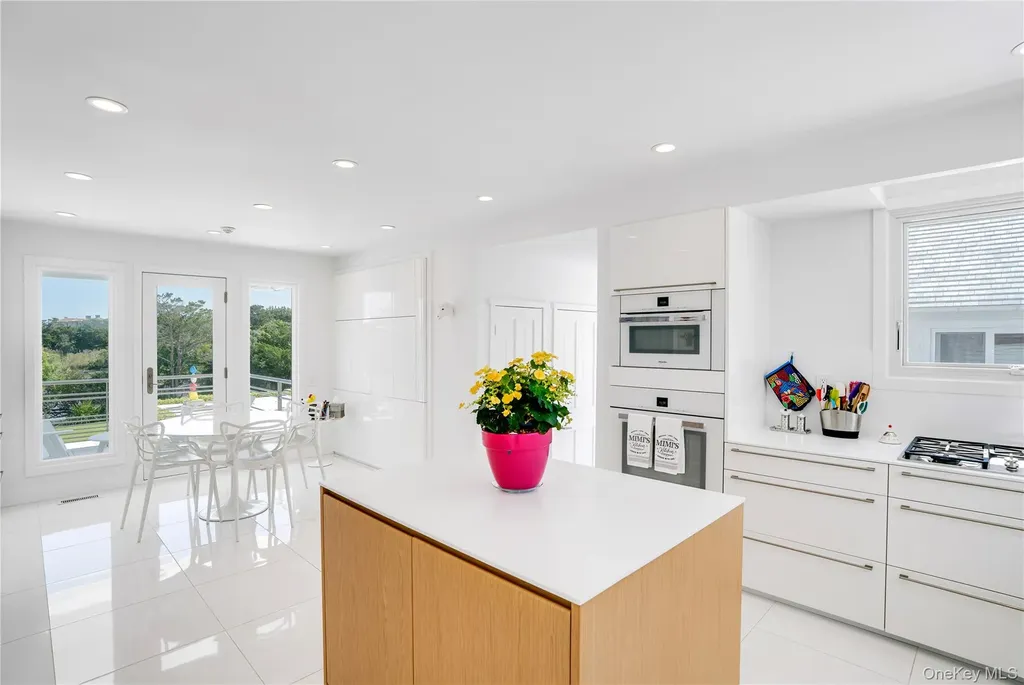 64 W End Road East Hampton NY 11937