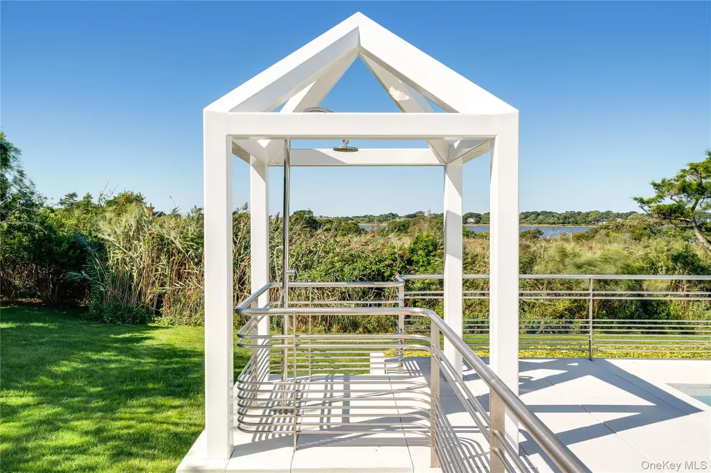 64 W End Road East Hampton NY 11937
